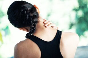 Дискомфорт при рухах в шиї - симптом остеохондрозу