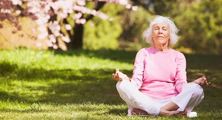 літня жінка медитує при тазостегновому артрозі